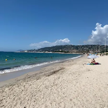 Bord De Juan Les Pins 公寓